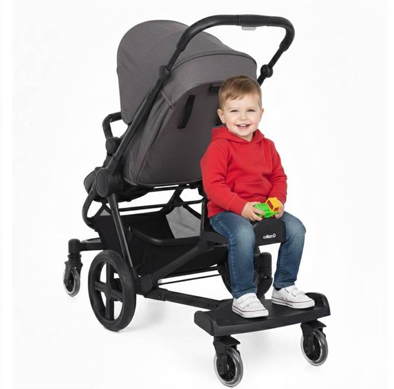 Chłopiec siedzi na dostawce do wózka z siedziskiem, zamontowanej z tyłu spacerówki, uśmiecha się.